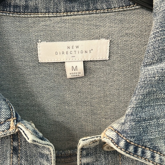 NWT New Directions Women's Distressed Denim Jacket SZ M - Picture 2 of 6